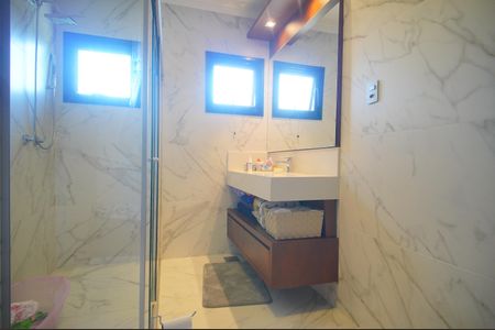 Casa à venda com 292m², 4 quartos e 4 vagasBanheiro