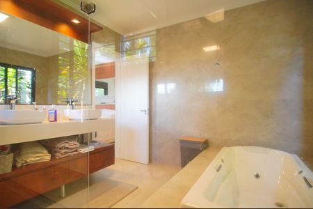 Casa à venda com 292m², 4 quartos e 4 vagasBanheiro da Suíte