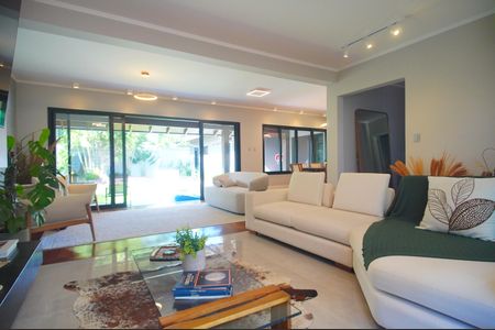 Casa à venda com 292m², 4 quartos e 4 vagasSala