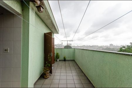 Casa à venda com 190m², 3 quartos e 3 vagas Casa à venda com 190m², 3 quartos e 3 vagasQuarto 2 - Varanda