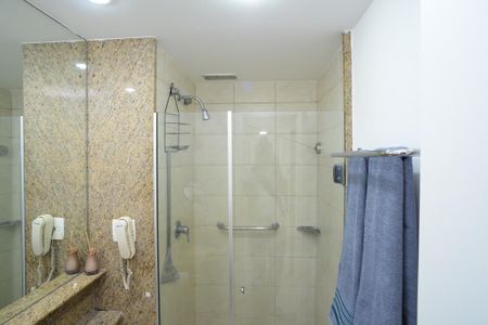 Banheiro de kitnet/studio para alugar com 1 quarto, 28m² em Barra da Tijuca, Rio de Janeiro