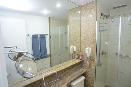 Banheiro de kitnet/studio para alugar com 1 quarto, 28m² em Barra da Tijuca, Rio de Janeiro