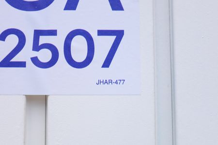 Casa para alugar com 180m², 3 quartos e sem vagaPlaca instalada no portão do imóvel - Código da placa: JHAR-477