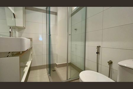 Apartamento para alugar com 100m², 2 quartos e 1 vaga Apartamento para alugar com 100m², 2 quartos e 1 vagaBanheiro da Suíte