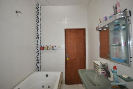 Casa para alugar com 80m², 4 quartos e 2 vagasBanheiro Social