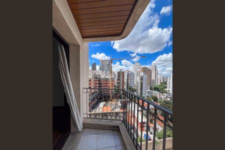 Apartamento à venda com 136m², 3 quartos e 3 vagasSacada do Quarto 1