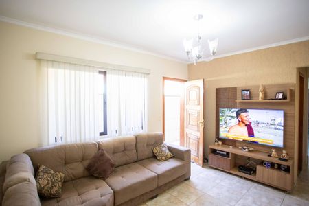 Sala de TV de casa à venda com 3 quartos, 200m² em Taboão, Diadema
