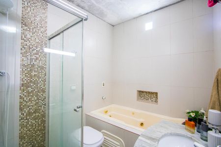 Casa à venda com 193m², 3 quartos e 6 vagasBanheiro do quarto 1