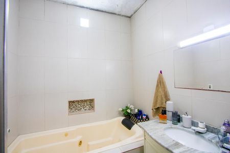 Casa à venda com 193m², 3 quartos e 6 vagasBanheiro do quarto 1