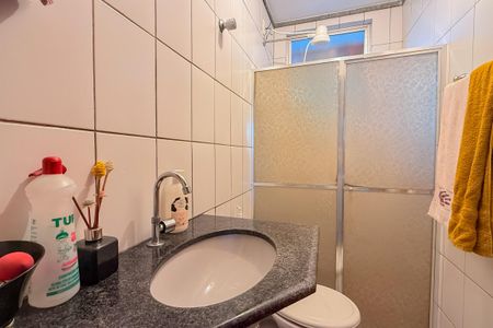 Banheiro de apartamento à venda com 3 quartos, 65m² em Tirol, Contagem