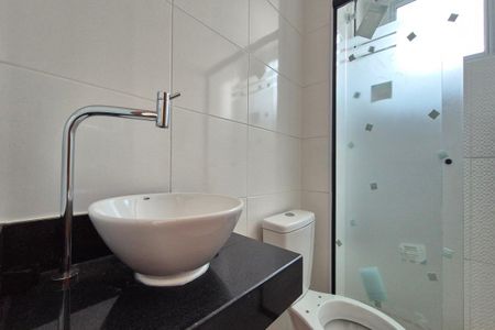 Banheiro de apartamento à venda com 2 quartos, 45m² em Vila Satúrnia, Campinas