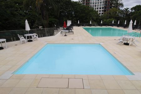Apartamento à venda com 80m², 3 quartos e sem vagaÁrea comum - Piscina