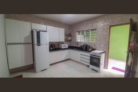 Casa à venda com 210m², 4 quartos e 5 vagas Casa à venda com 210m², 4 quartos e 5 vagasCozinha