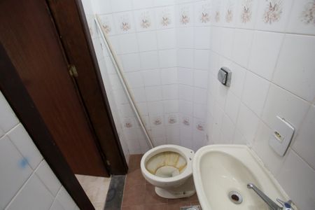 Casa de condomínio para alugar com 290m², 3 quartos e 1 vagaBanheiro de Serviço