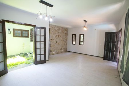 Sala de casa de condomínio para alugar com 3 quartos, 290m² em Anil, Rio de Janeiro