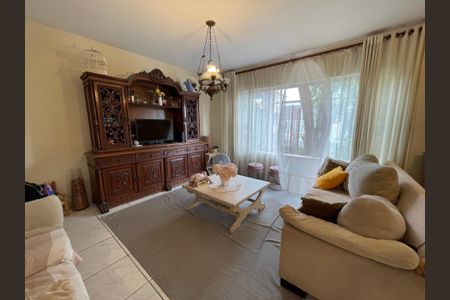 Casa à venda com 180m², 4 quartos e 6 vagasSala