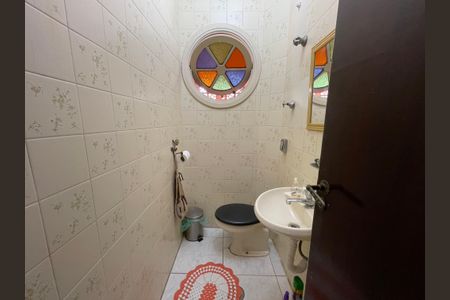 Casa à venda com 180m², 4 quartos e 6 vagasBanheiro 4