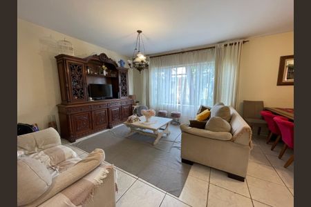 Casa à venda com 180m², 4 quartos e 6 vagasSala