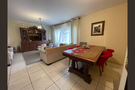 Casa à venda com 180m², 4 quartos e 6 vagasSala