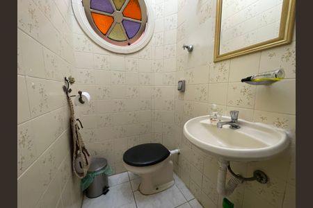 Casa à venda com 180m², 4 quartos e 6 vagasBanheiro 4