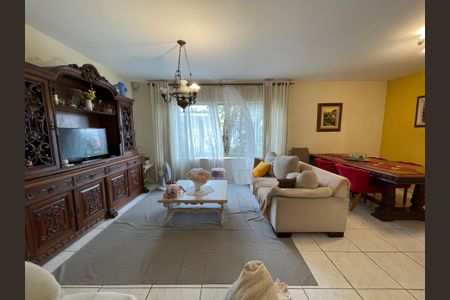 Casa à venda com 180m², 4 quartos e 6 vagasSala