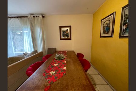 Casa à venda com 180m², 4 quartos e 6 vagasSala