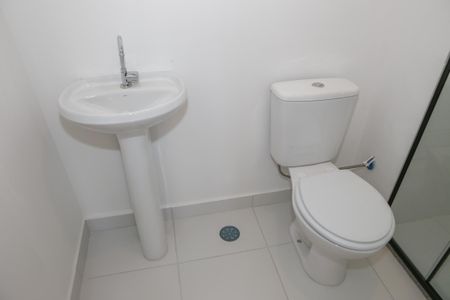 Banheiro da Suíte de apartamento para alugar com 1 quarto, 27m² em Parque Industrial Tomas Edson, São Paulo