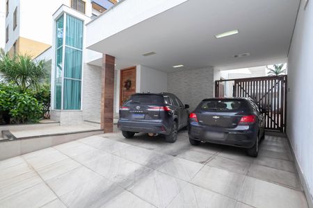 Casa à venda com 268m², 5 quartos e 4 vagasGaragem
