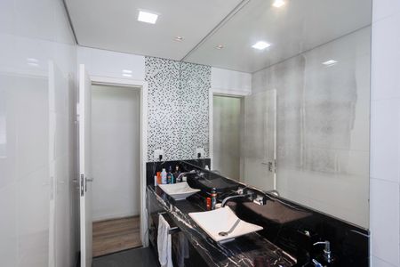 Casa à venda com 268m², 5 quartos e 4 vagasBanheiro social 