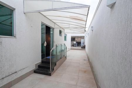 Casa à venda com 268m², 5 quartos e 4 vagasCorredor
