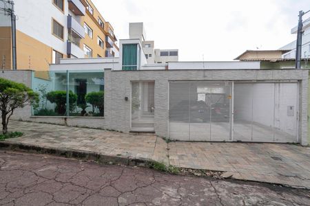 Casa à venda com 268m², 5 quartos e 4 vagasFachada