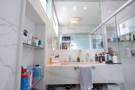 Casa à venda com 268m², 5 quartos e 4 vagasBanheiro da suíte 2