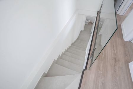 Apartamento à venda com 140m², 3 quartos e 2 vagas Apartamento à venda com 140m², 3 quartos e 2 vagasEscada