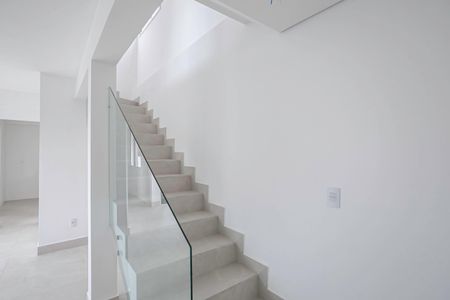 Apartamento à venda com 140m², 3 quartos e 2 vagas Apartamento à venda com 140m², 3 quartos e 2 vagasEscada