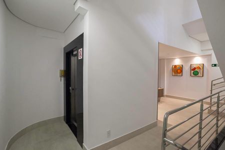 Apartamento à venda com 140m², 3 quartos e 2 vagas Apartamento à venda com 140m², 3 quartos e 2 vagasHall social