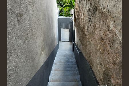 Casa para alugar com 42m², 1 quarto e sem vaga Casa para alugar com 42m², 1 quarto e sem vagaEscada