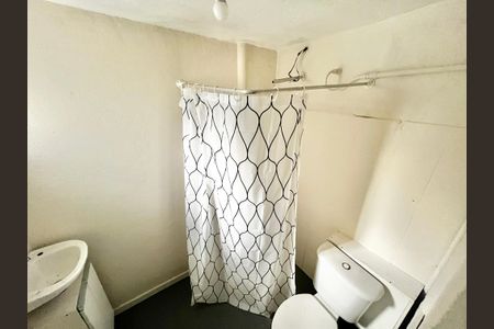 Banheiro de casa para alugar com 1 quarto, 42m² em Jardim do Colegio (zona Norte), São Paulo
