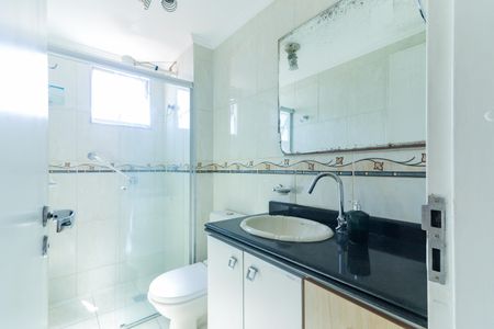 Banheiro de apartamento para alugar com 2 quartos, 56m² em Parque Ipe, São Paulo