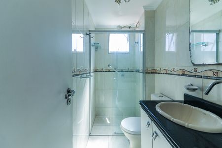 Banheiro de apartamento para alugar com 2 quartos, 56m² em Parque Ipe, São Paulo