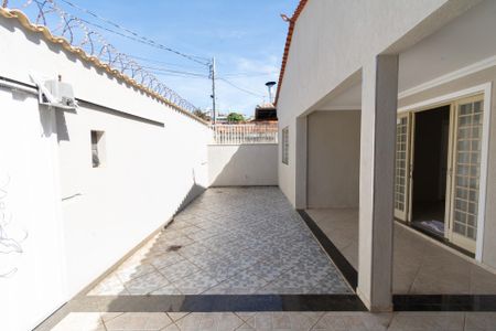 Casa à venda com 250m², 3 quartos e 2 vagasFachada interna