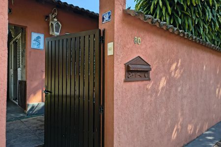 Casa de condomínio à venda com 256m², 5 quartos e 2 vagasFachada 
