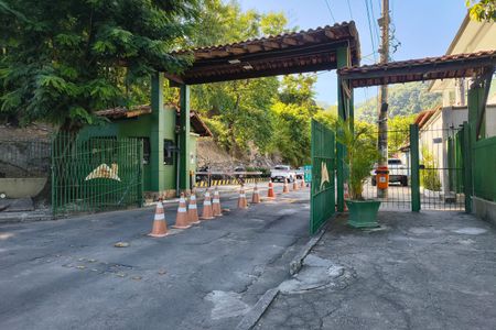 Casa de condomínio à venda com 256m², 5 quartos e 2 vagasFachada do condomínio