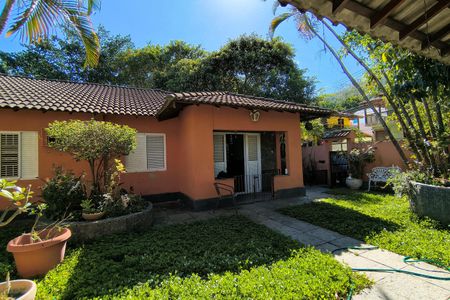 Casa de condomínio à venda com 256m², 5 quartos e 2 vagasFachada Casa 1