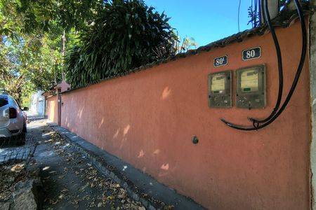 Casa de condomínio à venda com 256m², 5 quartos e 2 vagasFachada 