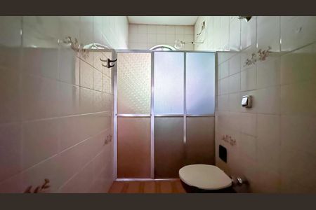 Casa para alugar com 360m², 3 quartos e 2 vagasBanheiro social 