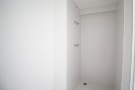 Banheiro de kitnet/studio para alugar com 1 quarto, 21m² em Indianópolis, São Paulo