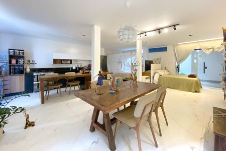 Casa à venda com 153m², 3 quartos e 2 vagas Casa à venda com 153m², 3 quartos e 2 vagasSala