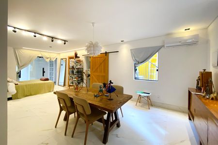 Casa à venda com 153m², 3 quartos e 2 vagas Casa à venda com 153m², 3 quartos e 2 vagasSala