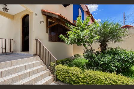 Casa à venda com 150m², 3 quartos e 4 vagas Casa à venda com 150m², 3 quartos e 4 vagasÁrea externa