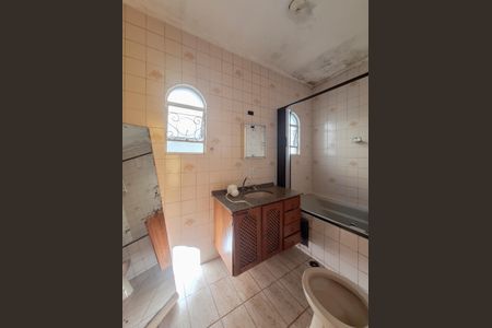 Casa à venda com 374m², 2 quartos e 1 vaga Casa à venda com 374m², 2 quartos e 1 vagaBanheiro